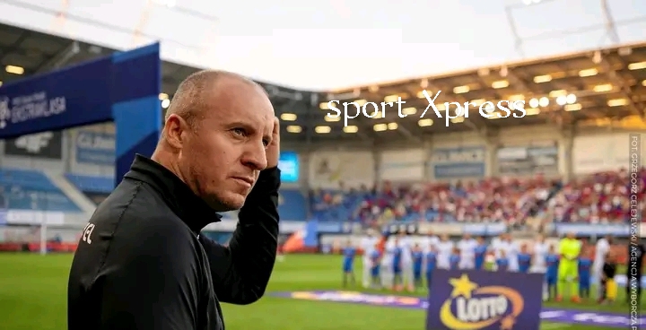 Widzew Łódź szykuje się na wielką zmianę w swoim sztabie, a nowy trener ma niełatwe zadanie do wykonania..