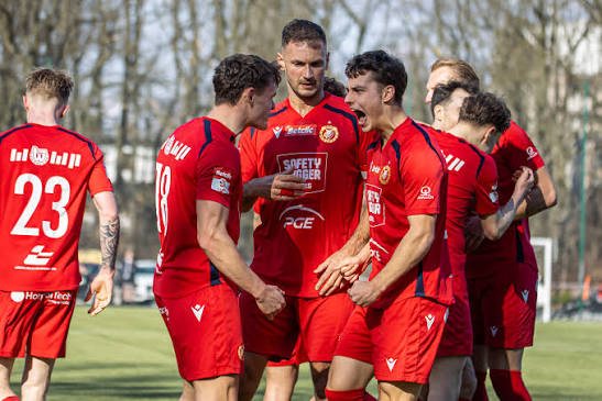 Widzew Łódź zawiesza dwóch zawodników krótko po mianowaniu nowego trenera..